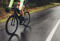 O que você precisa saber para pedalar na chuva