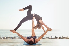 O que é Acroyoga? Conheça os benefícios e como praticá-la