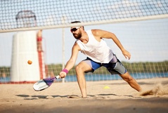 Seu guia para jogar beach tennis: regras, dicas e muito mais